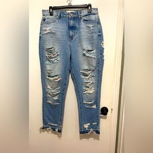 Kancan distressed jeans sz 11(29)The thread in the rips is different colors.